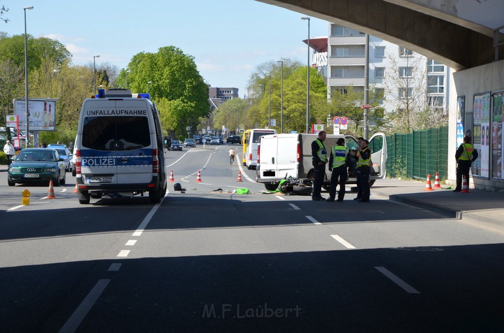 Schwerer VU Krad Kleintransporter Koeln deutz Gummersbacherstr P176.JPG - Miklos Laubert